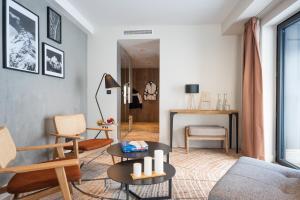ein Wohnzimmer mit Sofa und Tisch in der Unterkunft Hôtel VoulezVous by Les Etincelles in Tignes