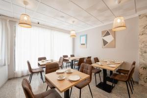 a dining room with wooden tables and chairs at Hotel BH Los Ángeles in Benidorm