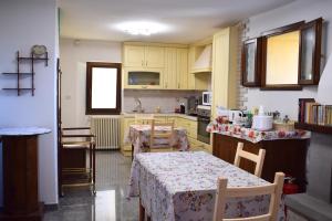 a kitchen with a table and a table and chairs at IL GINEPRO B&B in Piamaggio