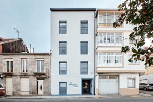 an apartment building with a white facade at Agora Palas in Palas de Rei