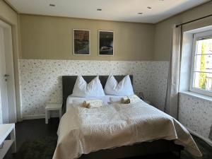 a bedroom with a bed with two teddy bears on it at Wellness Apartment Ilse - Apartment mit eigenem Spa in Thaur