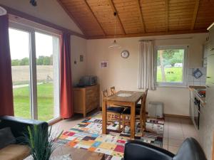 a living room with a table and a kitchen at Haus Feldblick auf Rügen in Garz
