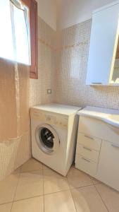 a washer and dryer in a small bathroom at La Nocina in Raggio