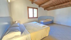 a bedroom with two beds and a window at La Nocina in Raggio