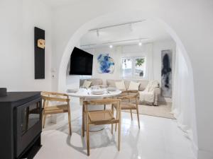 a white living room with a table and chairs at Cabanas da Auga in Ures