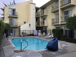 una piscina frente a un edificio de apartamentos en Sand Dollar Inn, en Seaside