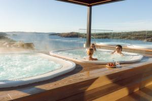 two people in jacuzzis in a hot tub at Panorama Rorbusuiter in Steinsland +40 photos