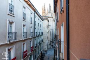 an alley between two buildings in a city at EDIFICIO Aire Morito Rozando las Agujas de la Catedral de Burgos in Burgos