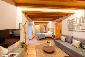 a living room with a couch and a bed at EDIFICIO Aire Morito Rozando las Agujas de la Catedral de Burgos in Burgos