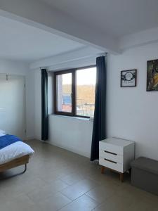 a bedroom with a bed and a window at Studio Donau Radweg-Passau 4 km - Klimaanlage, Parkplatz kostenlos, DONAUErlebnis Card in Hinding