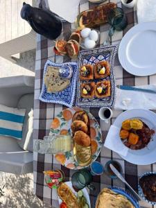 a picnic table with plates of food on it at Djerba 7 in Aghīr