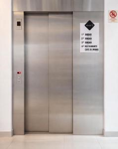 ein Aufzug in einem Gebäude mit einem Schild darauf in der Unterkunft Hotel Mais1 in Campina Grande + 29 Fotos
