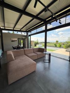 a large living room with a couch and a table at Belvedere Suite Campestre in Alcalá