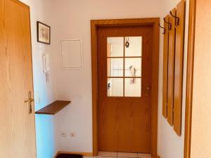 a hallway with a wooden door and a window at Abendsonne in Krün