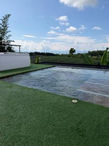 a swimming pool in the middle of a yard at Belvedere Suite Campestre in Alcalá