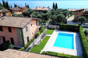 an aerial view of a house with a swimming pool at Casa Raggio di Sole in Toscolano Maderno
