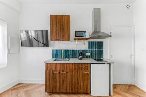 a kitchen with a sink and a microwave at Sublime brand-new studio with air conditioning in Plaisance-du-Touch +6 photos