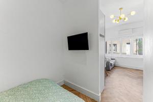 a bedroom with a bed and a tv on a wall at Sublime brand-new studio with air conditioning in Plaisance-du-Touch