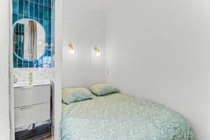 a small bedroom with a bed and a sink at Sublime brand-new studio with air conditioning in Plaisance-du-Touch