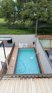 an overhead view of a swimming pool on a house at exclusivamente para agrishow e João rok in Ribeirão Preto