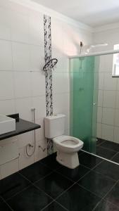 a bathroom with a toilet and a glass shower at exclusivamente para agrishow e João rok in Ribeirão Preto
