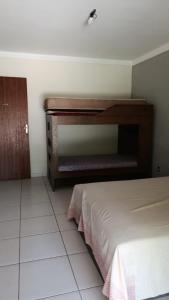 a bedroom with a bed and a wooden desk at exclusivamente para agrishow e João rok in Ribeirão Preto
