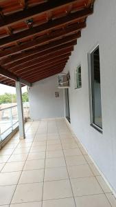 a room with a tile floor and a wooden ceiling at exclusivamente para agrishow e João rok in Ribeirão Preto