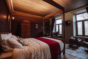 a bedroom with a large bed in a room at La Baguette du Sorcier - Logement insolite immersif jusque 4 personnes entre Liège & Maastricht in Visé