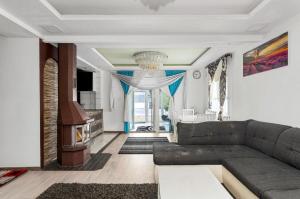 a living room with a couch and a chandelier at حورية البحر in Bromölla