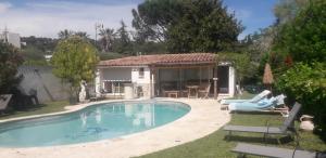 a swimming pool in the backyard of a house at logement indépendant au calme proche toutes commodités et transports in Le Cannet