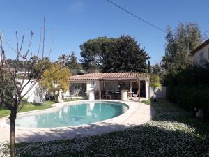 a swimming pool in front of a house at logement indépendant au calme proche toutes commodités et transports in Le Cannet