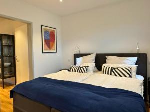 a bedroom with a large bed with two pillows at Top Apartment in Kranenburg - central & quiet - terrace and large windows - incl parking, fast WiFi, Box-Spring bed, washer & dryer, Netflix in Kranenburg