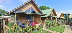 a small wooden house with a fence around it at Pousada PortoBello Praia do Rosa in Imbituba