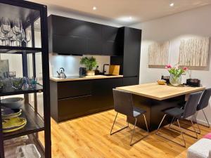 a kitchen with a table and chairs in a room at Top Apartment in Kranenburg - central & quiet - terrace and large windows - incl parking, fast WiFi, Box-Spring bed, washer & dryer, Netflix in Kranenburg