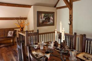een eetkamer met een tafel met kaarsen erop bij Cottam's Lodge by Alpine Village Suites in Taos Ski Valley