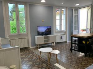 a living room with a tv and a table at La dolce vita in Intra