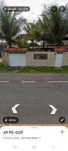 a screenshot of a street with a sign on the road at Aconchego das Araras in Sirinhaém