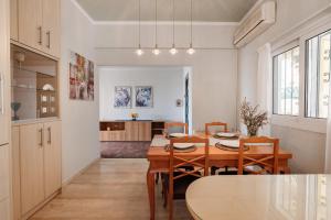 a kitchen and dining room with a table and chairs at The 7 Trees Apartments by Konnect, Nisaki in Nisaki