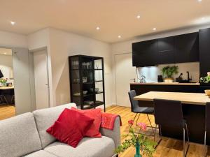 a living room with a couch and a table and a kitchen at Top Apartment in Kranenburg - central & quiet - terrace and large windows - incl parking, fast WiFi, Box-Spring bed, washer & dryer, Netflix in Kranenburg