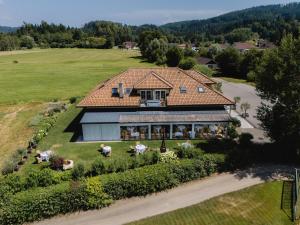 an aerial view of a house with a roof at Fischerhaus in Moosburg
