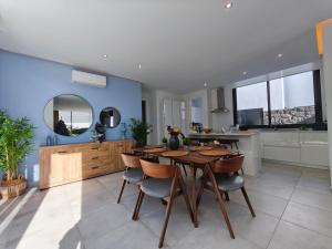 a large kitchen with a wooden table and chairs at OCEANIQUE by Buenavilla in Tías