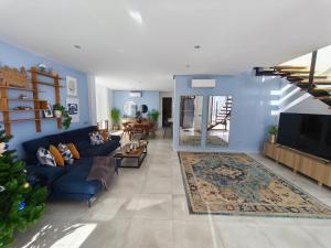 a living room with a blue couch and a tv at OCEANIQUE by Buenavilla in Tías