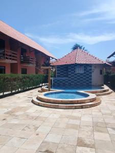 a building with a small pool in the middle of a courtyard at Flat Beach Park in Aquiraz