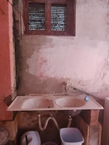 a bathroom with a sink and a toilet at Flat Beach Park in Aquiraz