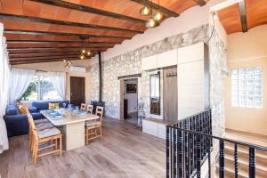a living room with a table and a couch at Hauzify I Mas Blau in L'Ametlla de Mar