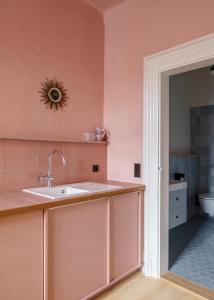 a kitchen with a sink and a mirror on the wall at Schulze am Markt in Lichtenfels