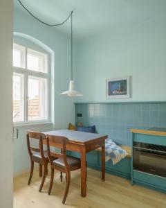a dining room table and chairs in a kitchen at Schulze am Markt in Lichtenfels