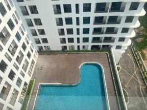 an overhead view of a swimming pool in front of a tall building at BenHill - serviced apartment-Binh Duong in Ấp Dừa