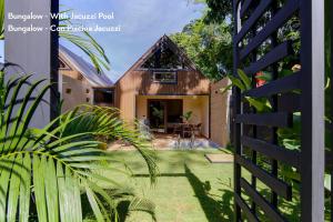 a view of the backyard of a house at Villas Roca del Caribe in Puerto Viejo