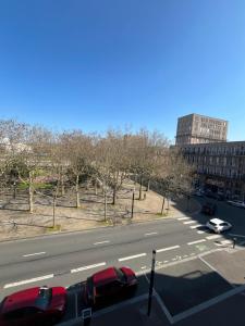 a view of a street with cars parked in a parking lot at UNESCO Le Havre Appartement 100m2 in Le Havre +2 photos